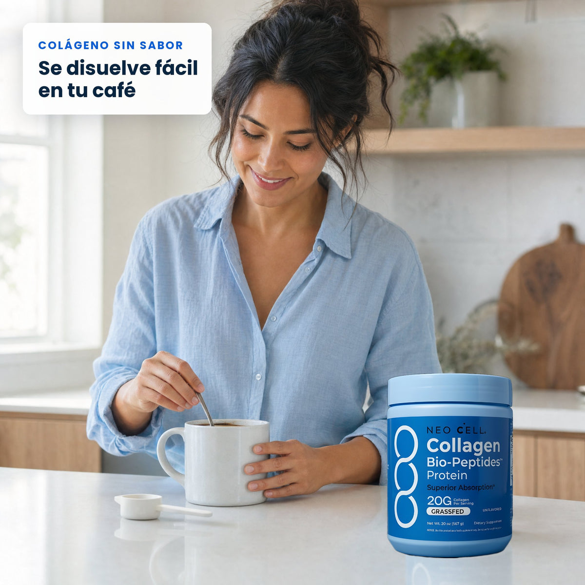Imagen de estilo de vida: mujer preparando su café con colágeno NeoCell sin sabor que se disuelve fácil