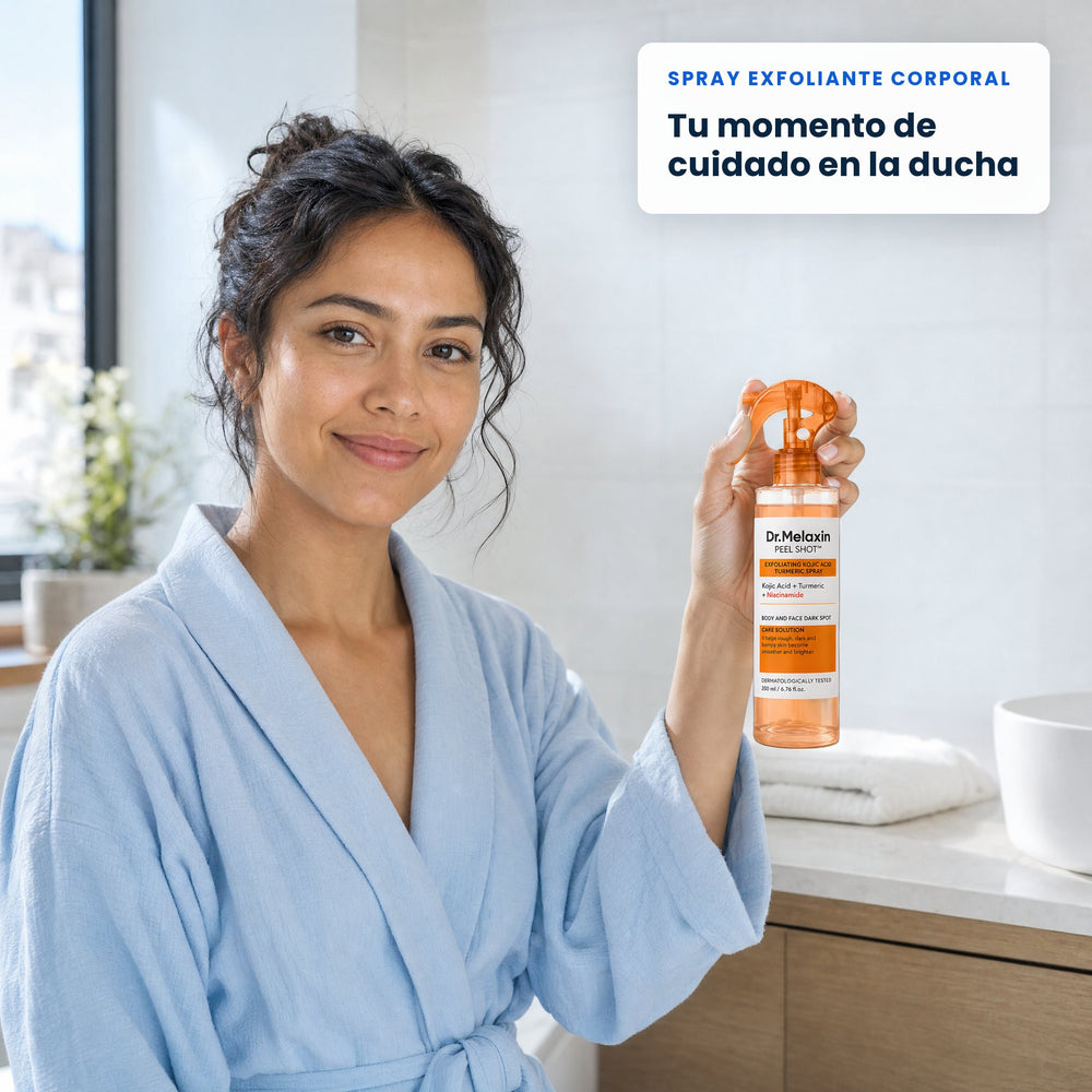 Imagen de estilo de vida: mujer en un baño luminoso sosteniendo el spray exfoliante corporal Peel Shot